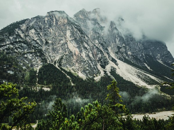 Explore Top UK Cruises for Breathtaking Lighthouse Tours along Iconic Coastlines